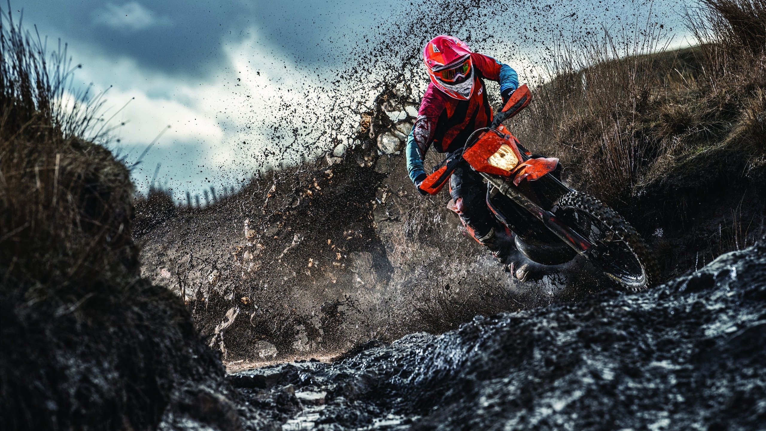 赛道与绿茵场的双重震撼，当F1街道赛焦点战遭遇伊拉克强行终结利物浦