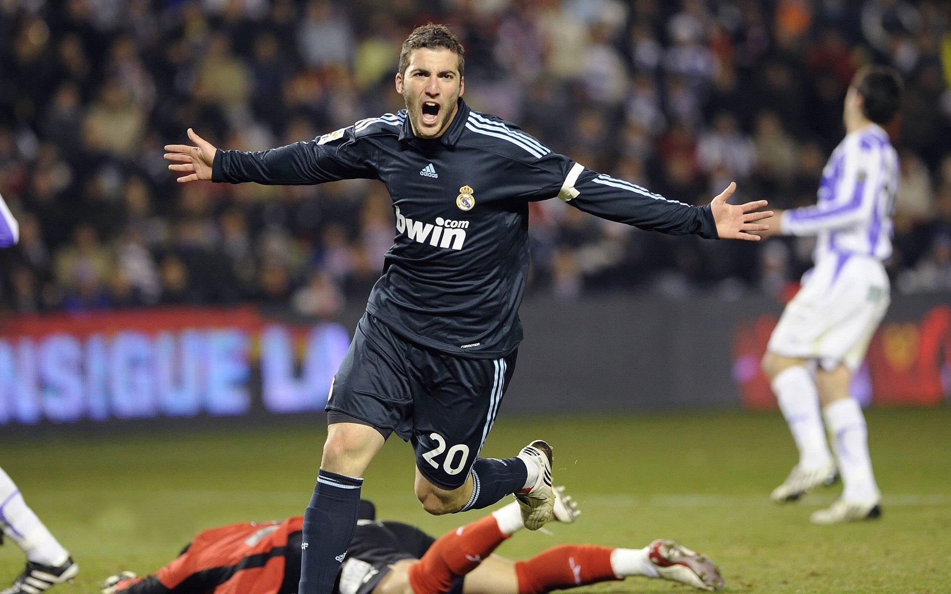 跨越时空的救赎，欧文关键一击，湖人加时险胜新疆队